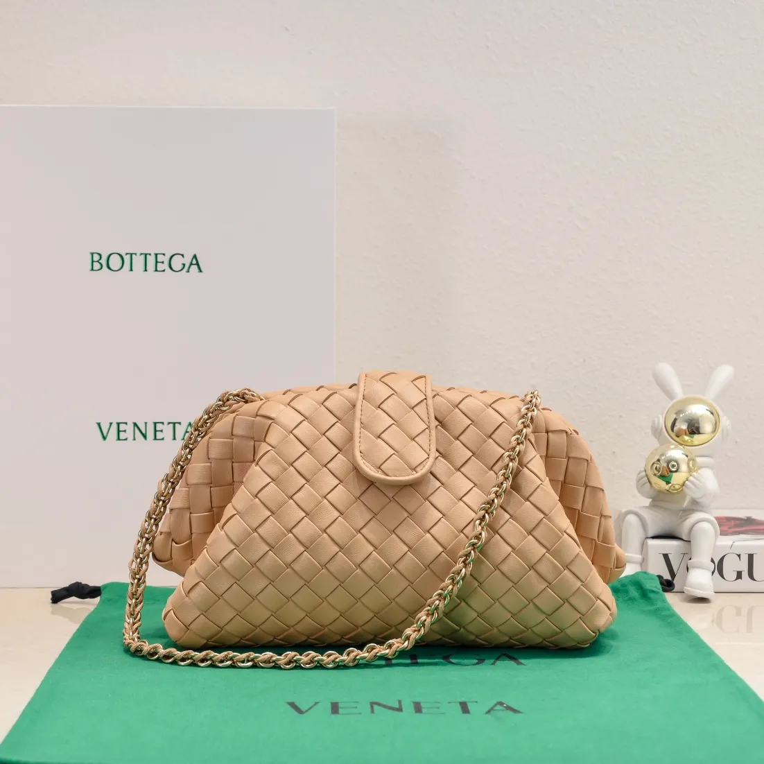 Batch 2260 Bitters Venetia 2024 summer series brings Lauren 1980 handbags back to the public eye. The design of the bag is inspired by ancient Roman architecture. It uses the brand's iconic Intrecciato lambskin woven bag body with a hard frame. No logo can be seen on the whole bag. It is equipped with a leather woven metal chain. When using it as a clutch, just put the chain directly in the bag ~ showing an elegant and timeless style. Decades later, when Lauren Hutton once again walked on the Bottega Venetia spring and summer show with this bag, the charm of the year still remains intact despite the passage of time. Size: 31.5*16.5*11 Style number: 5807#
